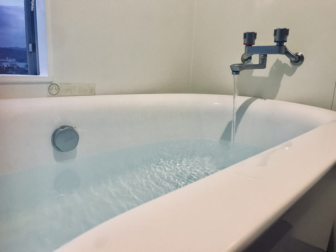 蛇口からバスタブにお湯を入れている