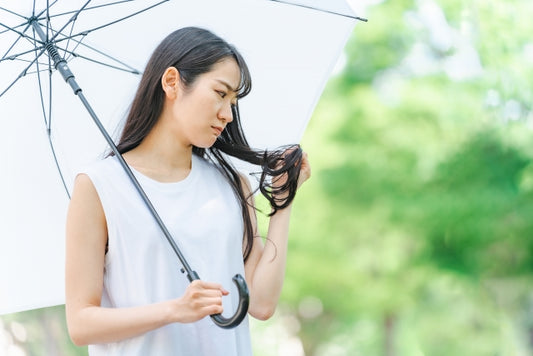 湿気で髪の毛が広がる原因は?うねりやボサボサ対策に効果的な意外な方法