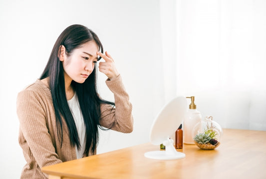 おでこの小じわは消える?原因やタイプ別の改善法を紹介