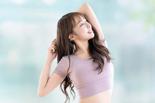 ストレッチをするロングヘアの女性