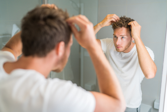 頭皮が気になる男性