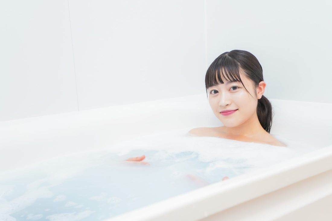 笑顔で入浴している綺麗な女性