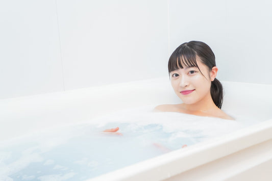 笑顔で入浴している綺麗な女性