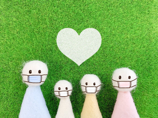 マスクをしている仲良し4人家族の指人形