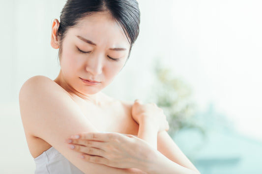 腕の乾燥が気になる女性