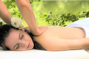 実は毛穴が密集している？デコルテや背中のスキンケアも忘れずに！